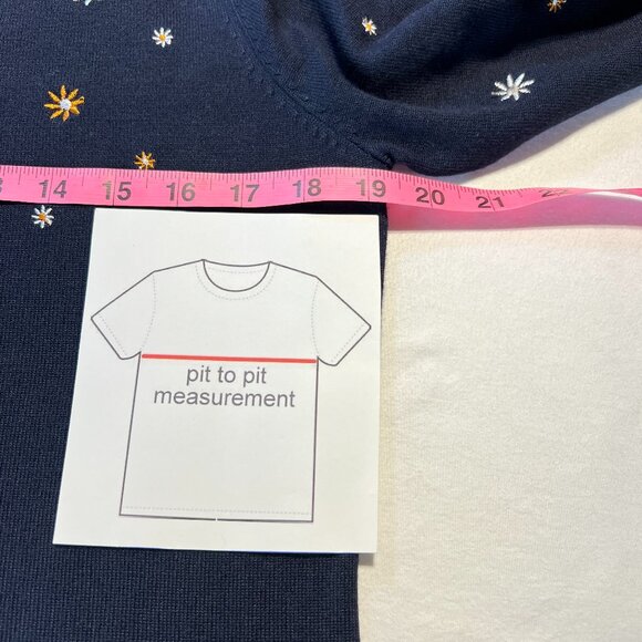 🌼Elegant Moffi Size M Navy Sweater with Daisy Embroidery, crew neck cozy - Picture 7 of 8